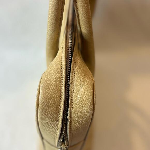 Chanel caviar skin v stitch handbag - Picture 6 of 8